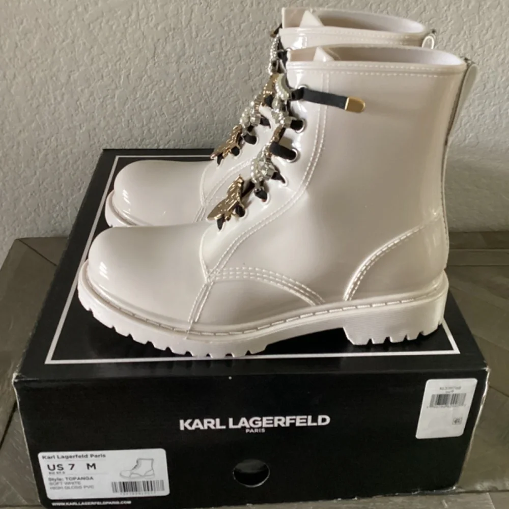 KARL LAGERFELD PARIS Topanga Embellished Rain Booties, size 7 - Picture 6 of 14